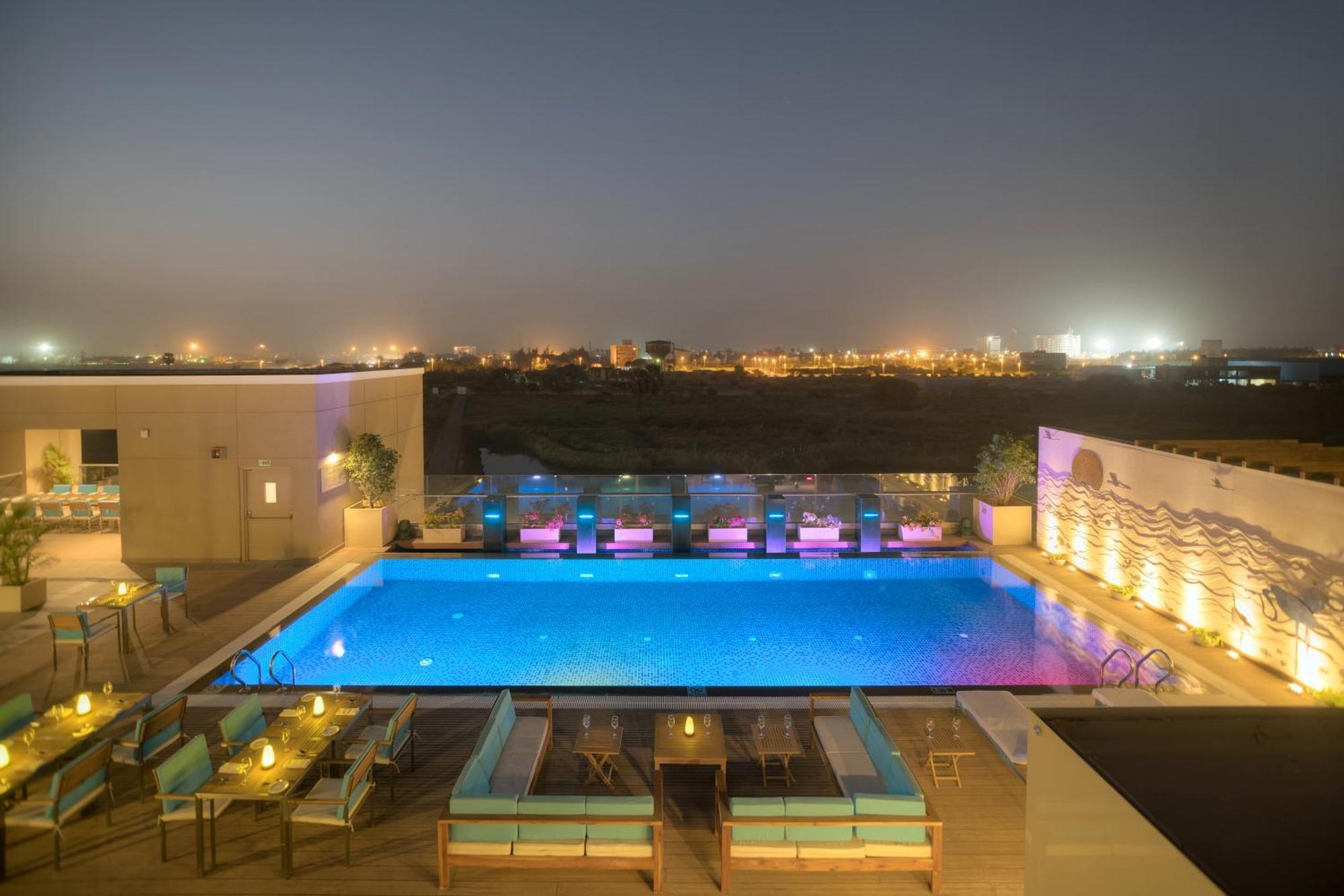 Courtyard By Marriott Surat Otel Dış mekan fotoğraf