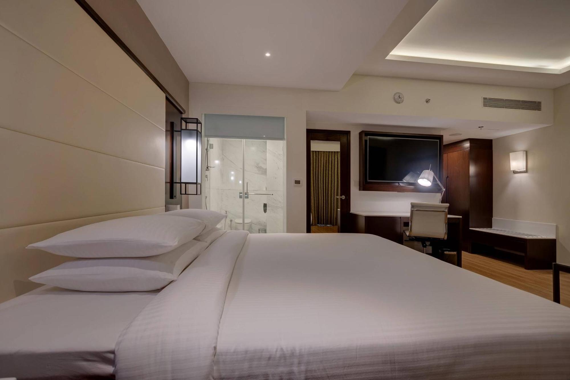 Courtyard By Marriott Surat Otel Dış mekan fotoğraf