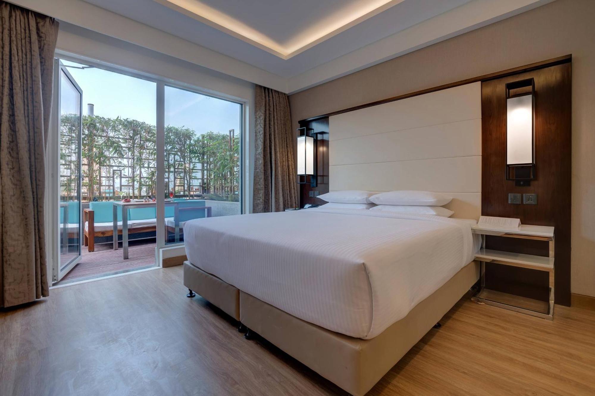 Courtyard By Marriott Surat Otel Dış mekan fotoğraf