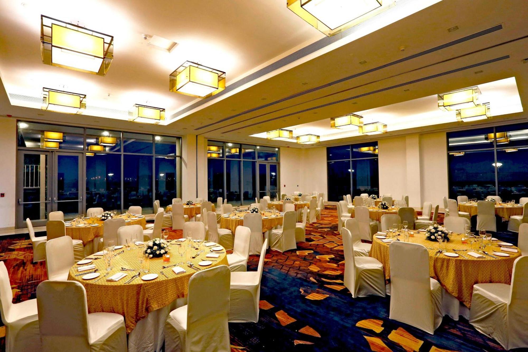 Courtyard By Marriott Surat Otel Dış mekan fotoğraf