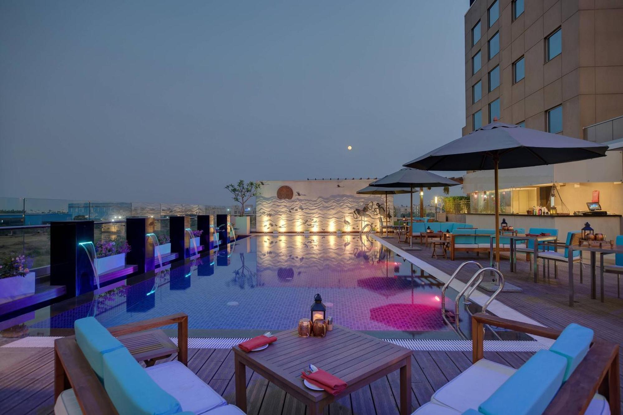 Courtyard By Marriott Surat Otel Dış mekan fotoğraf