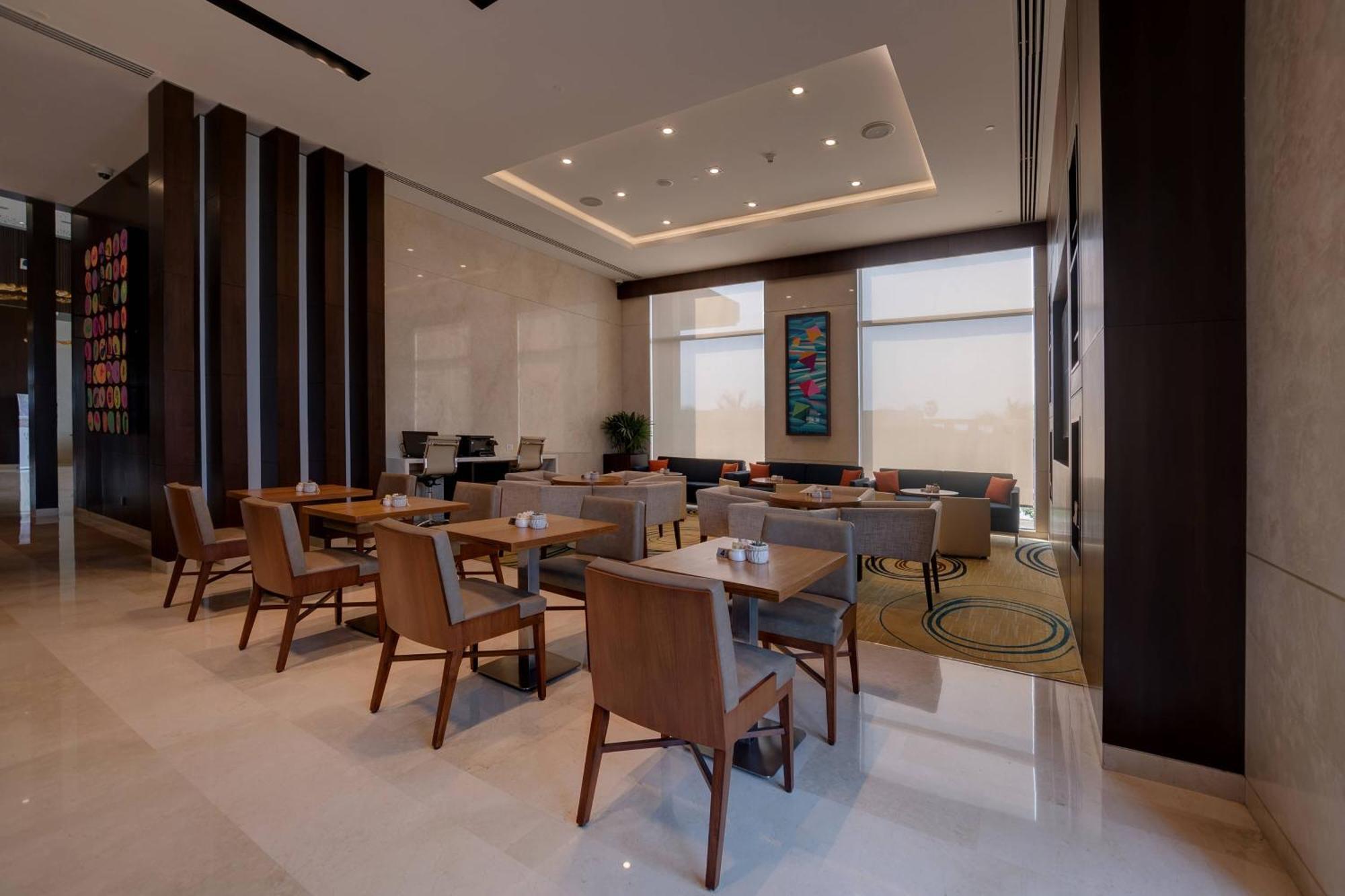 Courtyard By Marriott Surat Otel Dış mekan fotoğraf