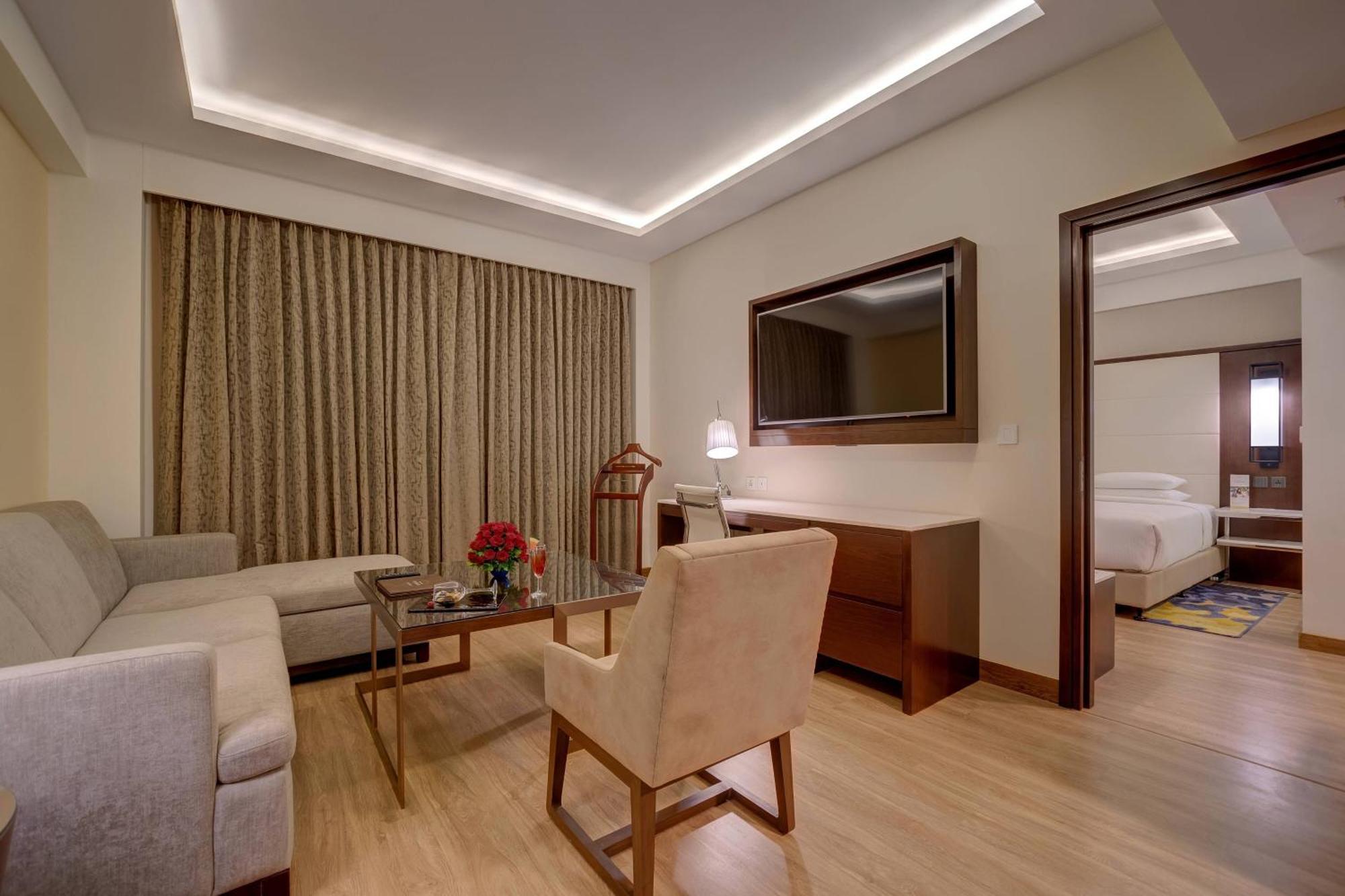 Courtyard By Marriott Surat Otel Dış mekan fotoğraf